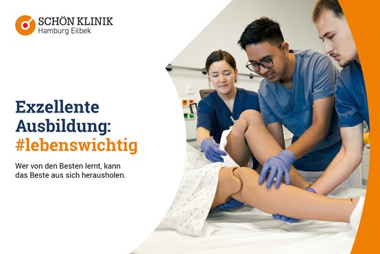 Drei junge Menschen in Pflegekleidung üben an Krankenpflege-Attrappe; Logo der Schön Klinik Hamburg Eilbek links im Bild, Text "Exzellente Ausbildung"