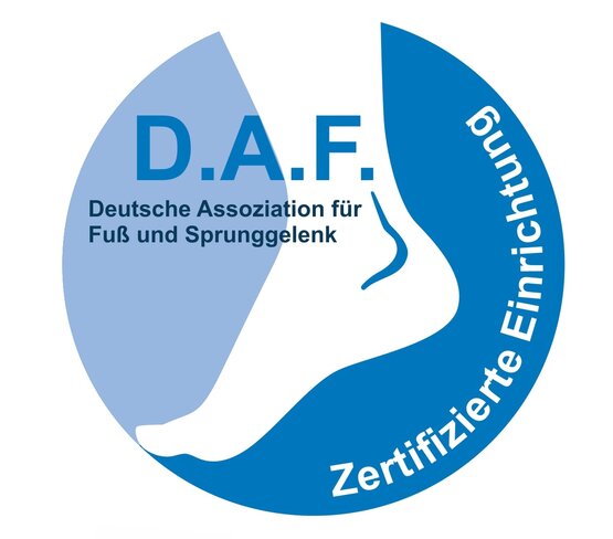 Rundes Logo mit stilisiertem weißem Fuß, Text „D.A.F. Deutsche Assoziation für Fuß und Sprunggelenk, Zertifizierte Einrichtung“