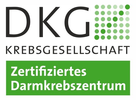 Siegel "DKG Krebsgesellschaft", Zertifiziertes Darmkrebszentrum auf grünem Hintergrund