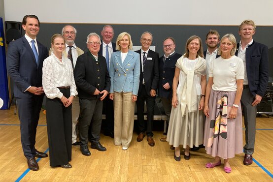 Gruppenfoto von 12 Personen bei Jubiläumsveranstaltung der Schön Klinik Roseneck