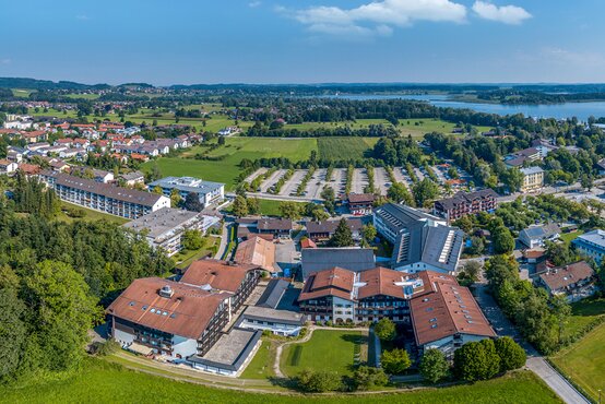 Luftaufnahme der Schön Klinik Roseneck am Chiemsee mit umliegender Natur und Klinikgebäuden