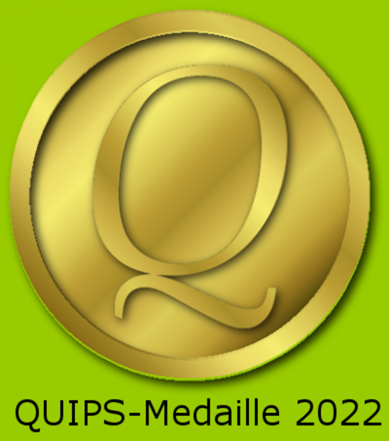 Goldene, runde Medaille mit großem Buchstaben „Q“ auf hellgrünem Hintergrund, darunter schwarzer Text „QUIPS-Medaille 2022“