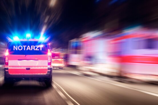 notarzteinsatz-bei-nacht notarzteinsatz-bei-nacht-autofahrt-mit-blaulicht