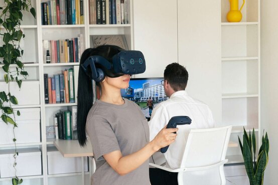 Patientin mit VR-Brille in Therapie gegen soziale Angststörung, begleitet von Therapeut in der Schön Klinik Roseneck.