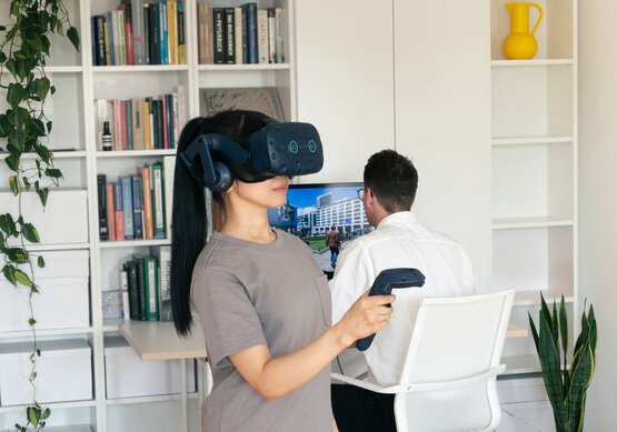 Patientin mit VR-Brille in Therapie gegen soziale Angststörung, begleitet von Therapeut in der Schön Klinik Roseneck.
