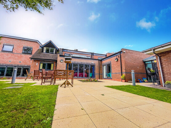 Aufnahme der Schoen Clinik Birmingham, Backstein Fassade und Terasse