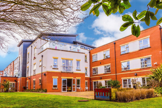 Aufnahme der Schoen Clinic York, rot-weiße Fassade und Garten