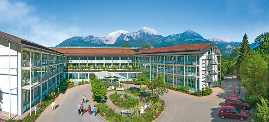 Luftaufnahme der Schön Klinik Berchtesgadener Land, Bergpanorama im Hintergrund