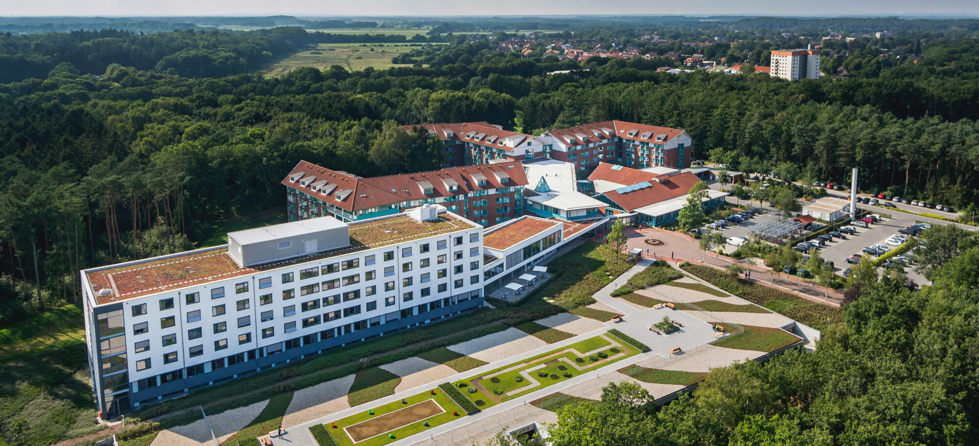 Luftaufnahme der Schön Klinik Bad Bramstedt umgeben von Wald