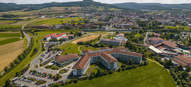 Luftaufnahme der Schön Klinik Bad Staffelstein mit Klinikgebäuden und Umgebung im Grünen