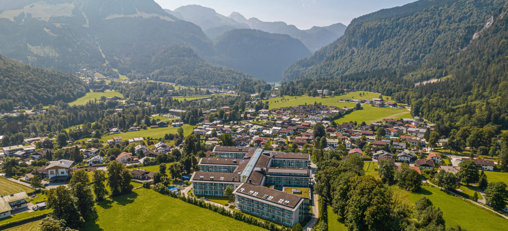 Luftaufnahme der Schön Klinik Berchtesgadener Land vor Alpenpanorama und grüner Umgebung