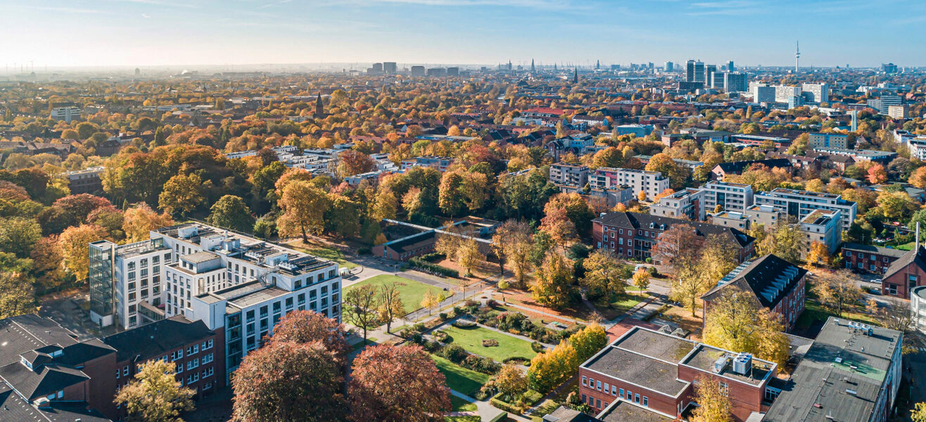 Luftaufnahme der Schön Klinik Hamburg Eilbek und Umgebung im Herbst