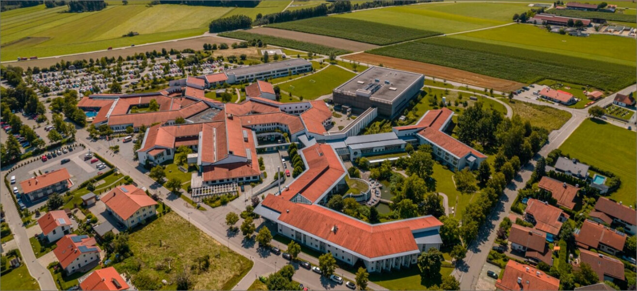 Luftaufnahme der Schön Klinik Vogtareuth mit weitläufigem Klinikgelände und grüner Umgebung