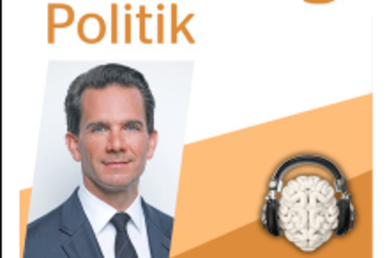Bild mit orange-weißem Hintergrund, Schriftzug „ÄrzteTag Politik“, Porträtfoto eines Mannes, Illustration eines Gehirns mit Kopfhörern, podigee-Logo