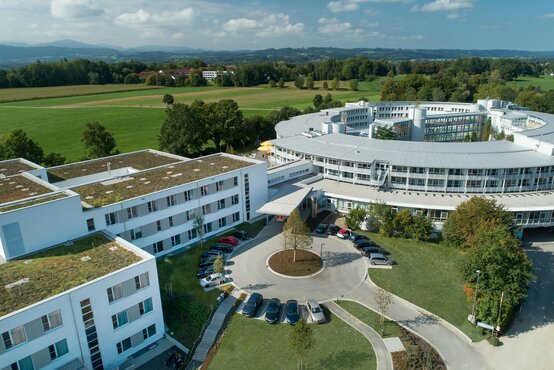 Luftaufnahme der Schön Klinik Bad Aibling Harthausen mit Flachdächern, Vorplatz und Zufahrt