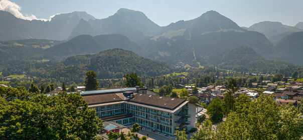 Luftaufnahme der Schön Klinik Berchtesgadener Land mit Bergpanorama im Hintergrund