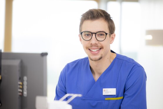 Pflegefachkraft dokumentiert digitale Patientendaten am Computer