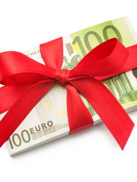 Gestapelte 100-Euro-Geldscheine mit roter Geschenkschleife auf weißem Hintergrund, Symbol für Willkommensprämie