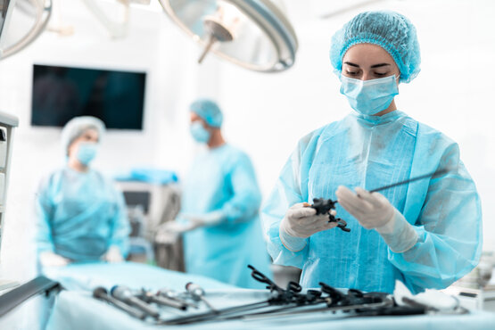 OTA-Auszubildende bereiten in einem modernen OP-Saal der Schön Klinik Rendsburg chirurgische Instrumente vor.