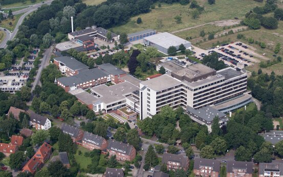 Luftaufnahme der Schön Klinik Rendsburg in grüner Umgebung