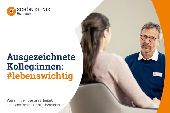 Eine Frau und ein Mann sitzen sich im Gespräch gegenüber; Logo der Schön Klinik Roseneck links im Bild, Text "Ausgezeichnete Kolleg:innen"