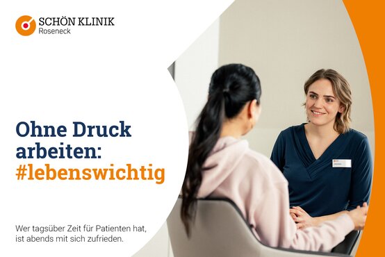 Zwei Frauen sitzen sich in Raum gegenüber und führen ein Gespräch; Logo der Schön Klinik Roseneck links im Bild, Text "Ohne Druck arbeiten"