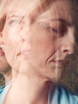 Frau mit unscharfem Doppelbild als Symbol für manische Episoden