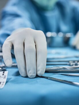 Chirurgische Instrumente auf einem OP-Tisch, Vorbereitung für Operation