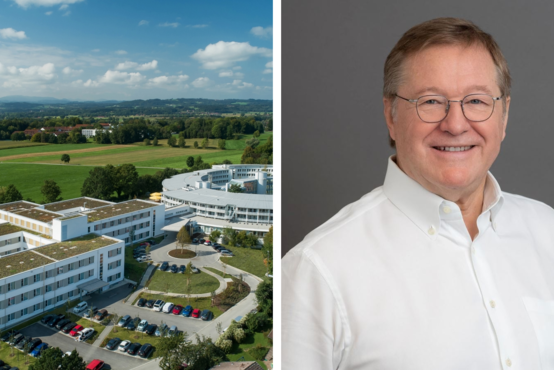 Luftaufnahme der Schön Klinik Bad Aibling Harthausen mit begrünten Dächern, daneben Porträt eines älteren, freundlich lächelnden Arztes