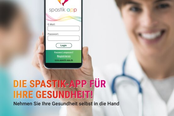 Lächelnde Ärztin im weißen Kittel hält Smartphone mit geöffneter Spastik-App, Login-Bildschirm und QR-Code sichtbar