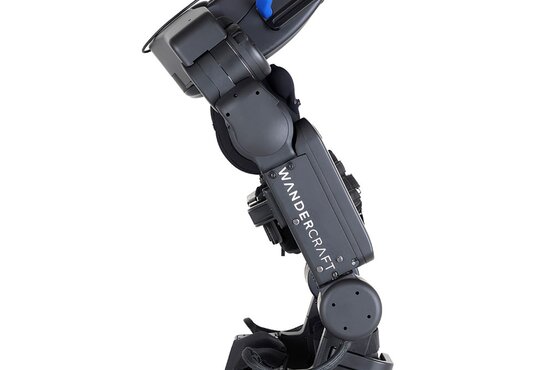 Exoskelett und Sensoren auf weißem Untergrund