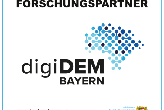 Logo von digiDEM Bayern mit dem Schriftzug „Forschungspartner“ und stilisierter Punktgrafik, unten Website-Link