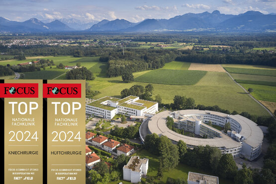 Luftaufnahme der Schön Klinik Bad Aibling Harthausen mit Focus-Siegeln „Top nationale Fachklinik 2024“ für Knie- und Hüftchirurgie
