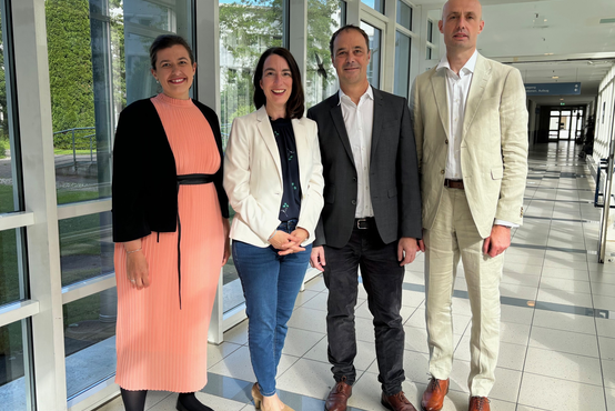 Vier Referenten des 5. Intensivsymposiums der Schön Klinik Bad Aibling im Klinikflur