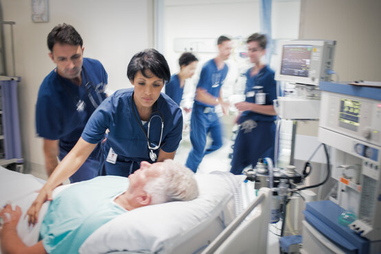Medizinisches Team am Patientenbett, dynamische Situation