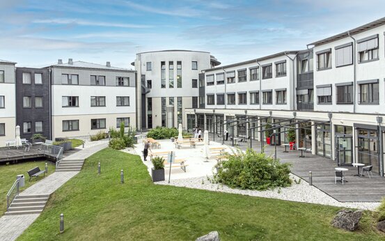 Innenhof der Schön Klinik Bad Arolsen mit Gartenanlage, Sitzplätzen