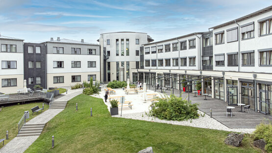 Innenhof der Schön Klinik Bad Arolsen mit Gartenanlage, Sitzplätzen