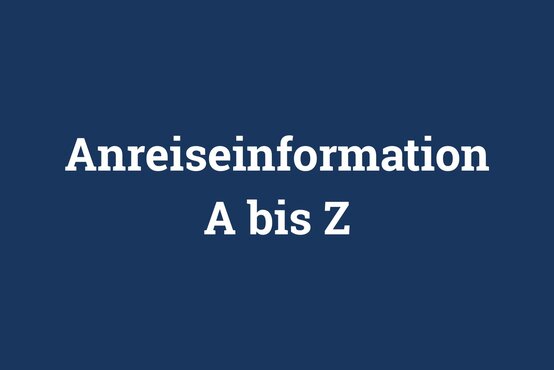 Text: Anreiseinformation von A - Z, weiße Schrift auf blauem Hintergrund