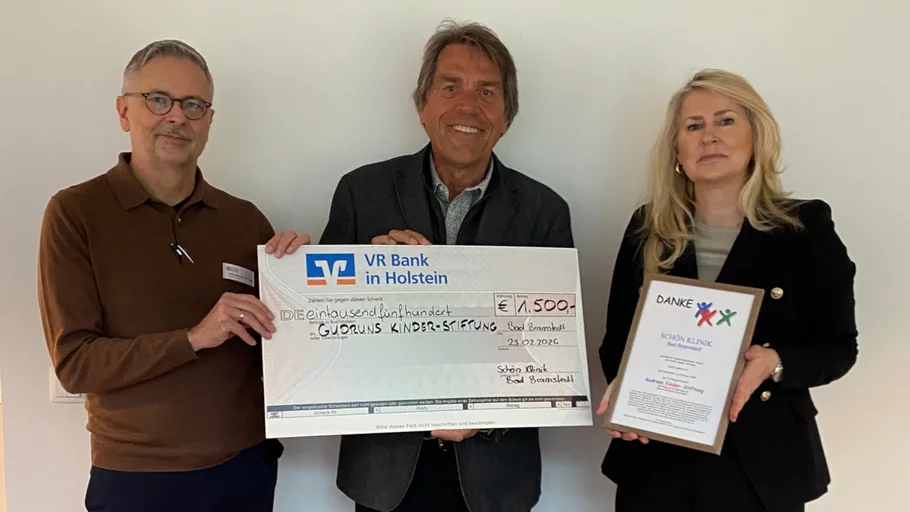 Drei Personen halten einen symbolischen Spendenscheck über 1.500 Euro für Gudruns Kinder-Stiftung und eine Dankurkunde.