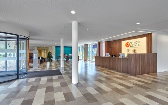 Heller Empfangsbereich der Schön Klinik Bad Bramstedt mit barrierefreiem Zugang, Rezeption und Wartebereich