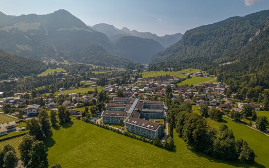 Luftaufnahme der Schön Klinik Berchtesgadener Land, Eingang, Innenhof und Alpenlandschaft im Hintergrund