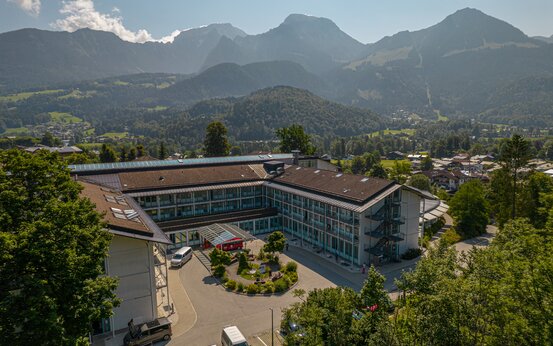 Luftaufnahme der Schön Klinik Berchtesgadener Land, Eingang, Innenhof und Alpenlandschaft im Hintergrund