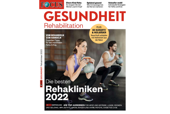 Titelbild Focus Gesundheit: Frau macht Kniebeugen mit Kettlebell im Fitnessstudio, Text „Die besten Rehakliniken 2022“