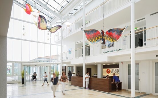 Heller Eingangsbereich der Schön Klinik Bad Staffelstein