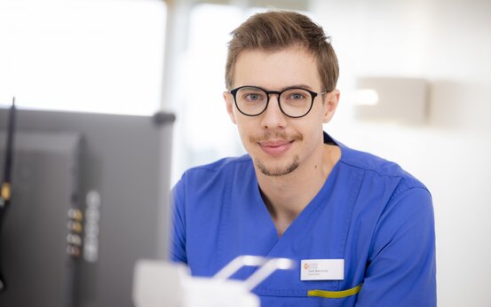 Pflegefachkraft dokumentiert digitale Patientendaten am Computer