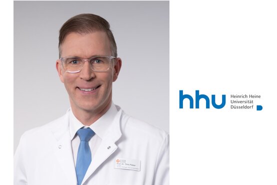 Porträt eines lächelnden Arztes im weißen Kittel mit Namensschild und blauer Krawatte, daneben Logo der Heinrich-Heine-Universität Düsseldorf