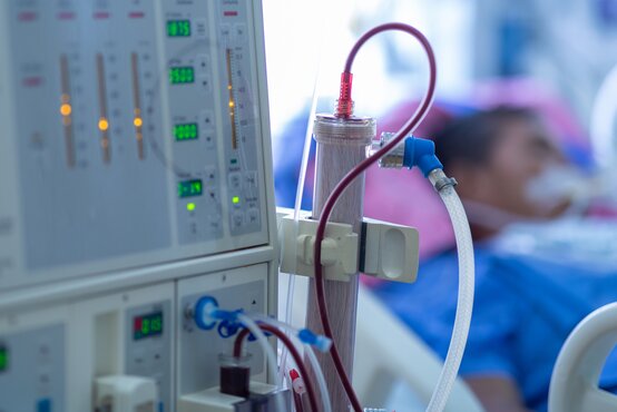 Dialysegerät mit angeschlossenen Schläuchen und Monitoren