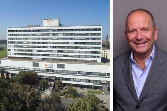 Modernes Klinikgebäude der Schön Klinik Düsseldorf, daneben Porträt eines älteren Mannes im Anzug vor grauem Hintergrund