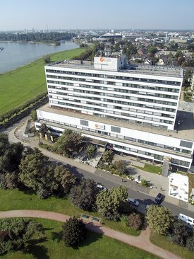 Luftaufnahme des modernen Klinikgebäudes der Schön Klinik Düsseldorf am Rhein