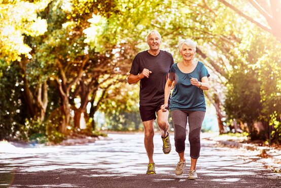 Älteres, lächelndes Paar joggt schmerzfrei und aktiv im sonnigen Park	schmerzfrei_aktiv_sein_13876.jpg